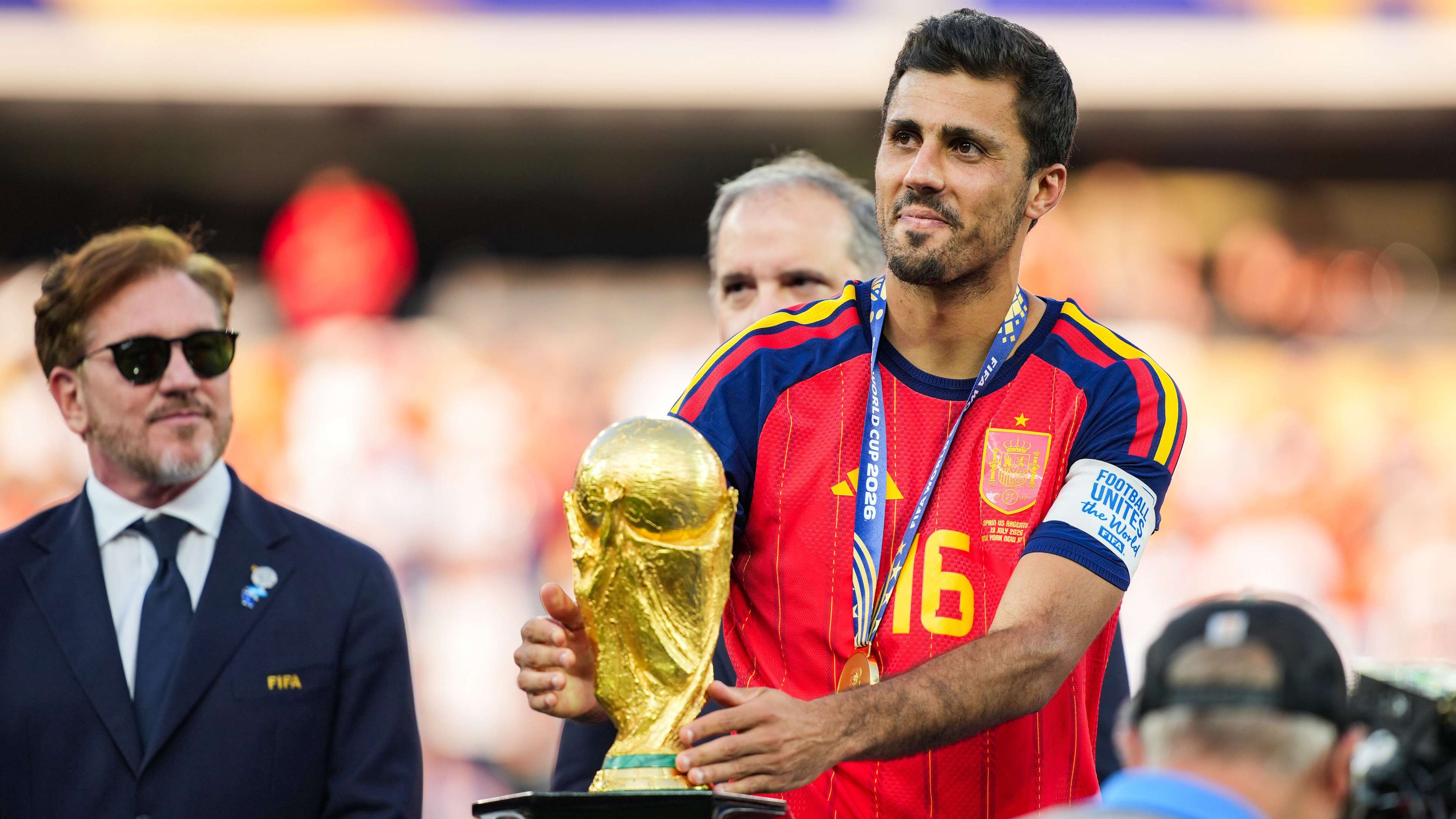 Rodri levanta el Balón de Oro del Mundial 2026 durante la ceremonia de premiación en East Rutherford